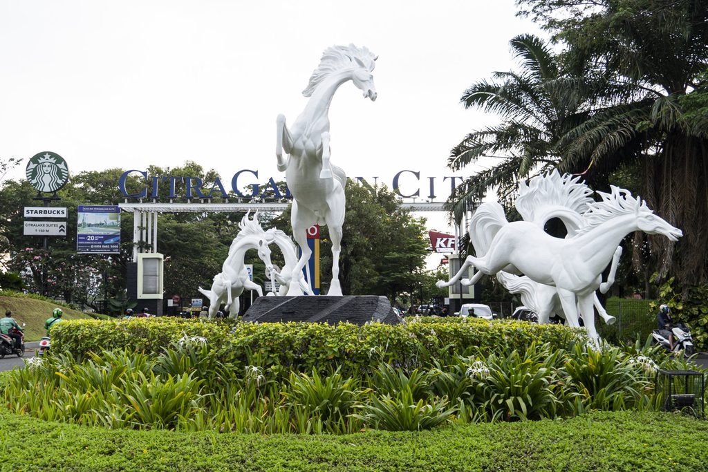 Patung kuda putih di gerbang CitraGarden City, Citra 6, Jakarta Barat