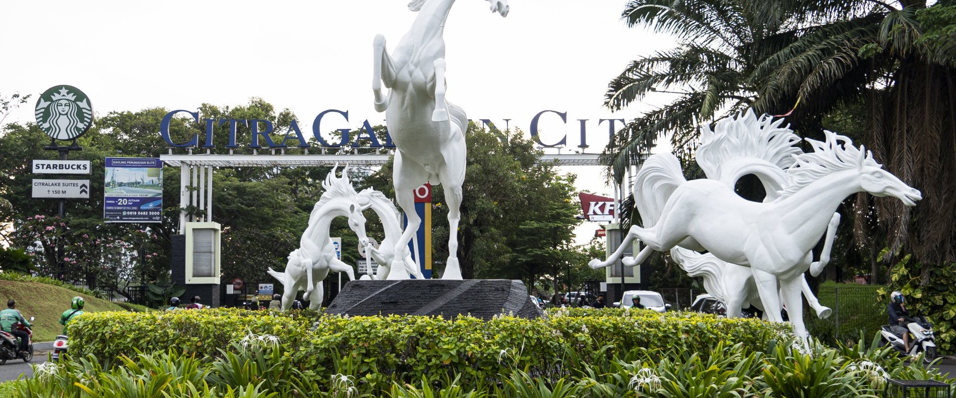 Patung kuda putih di gerbang CitraGarden City, Citra 6, Jakarta Barat