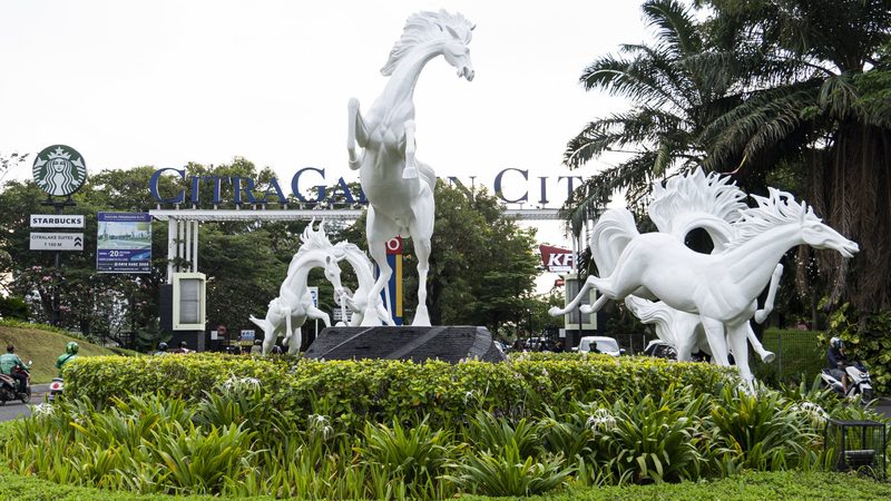 Patung kuda putih di gerbang CitraGarden City, Citra 6, Jakarta Barat